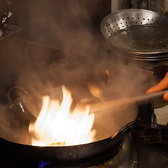 中国料理30年の実績を持つ実力派の料理長。大胆かつ、一品一品丁寧に料理を仕上げます。例えば本格的な味わいをご提供しつつも辛さの調整をするなど、可能な限りお客様のご要望に寄り添った調理することが真のおもてなしと考えております。