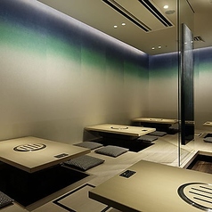 くつろぎの掘りごたつ席で、心温まるひとときをお過ごしください♪4人掛けで、親しい友人や家族と一緒に楽しむのに最適!お子様連れでも安心して過ごせる雰囲気が魅力的です!