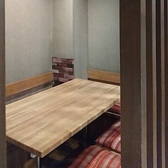 静かな空間でゆったりとお食事を楽しむことができる少人数向けのテーブル席。会社帰りの飲み会やお寿司女子会などにおすすめです。