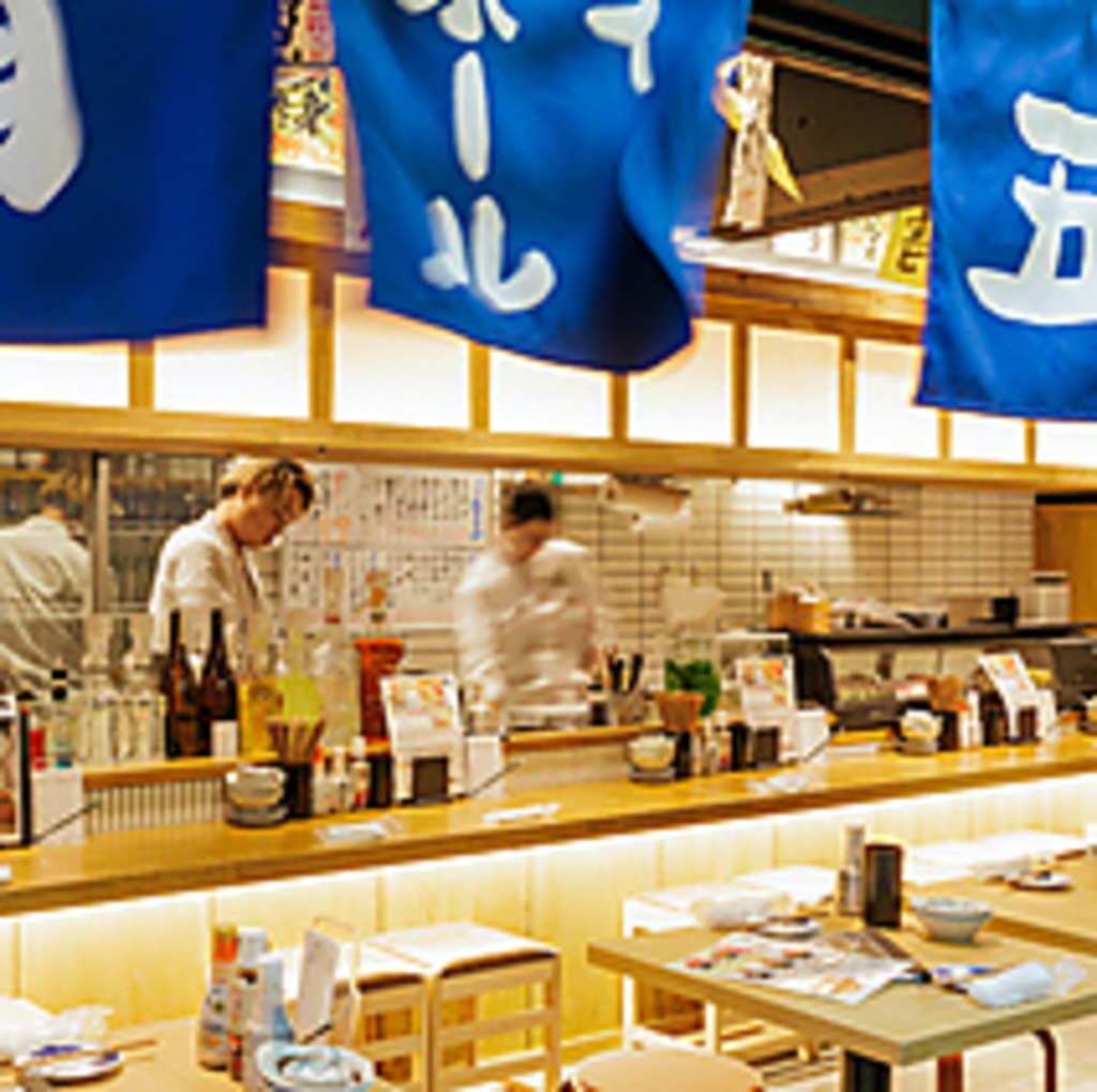 お寿司を握っているところがカウンター越しに楽しめる