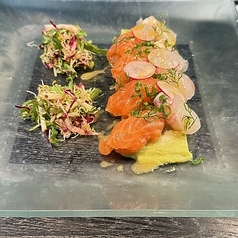カナダ産サーモンとみやび鯛のカルパッチョアボカドのピュレ山椒風味