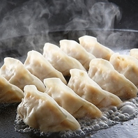 中から溢れる肉汁がジューシー！自家製肉汁餃子！