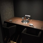 2名様用個室。周囲から完全に遮断された空間は大人の隠れ家のようでデートにおすすめです。