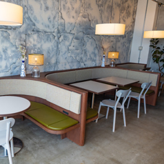 お子様連れでも安心のゆったりソファ席は、ご家族での食事やママ会に最適。広々とした空間で、記念日や誕生日のお祝いも落ち着いて楽しめます。店内からも海が見える開放的な設計で、平日の女子会や大人なグルメを楽しみたい飲み会にも。コンセント完備なので、二次会前の作戦会議や作業利用も大歓迎です!