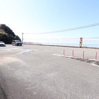 店舗向かいへ大型駐車場を完備♪大型バスも駐車可能です