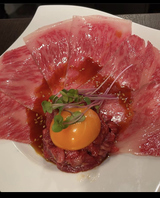 おすすめは大判炙りユッケ