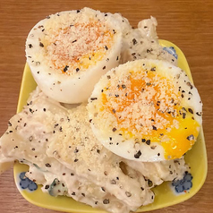 大人のマカロニサラダ 半熟卵のせ