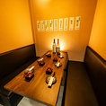 木の温もりを感じる落ち着いた個室空間は、会社の宴会や仲間との飲み会にぴったり。人数に合わせて最適なお部屋をご用意できるので、安心してお集まりいただけます。炭火焼き鳥や鮮魚盛り合わせなど自慢の料理と豊富なドリンクを囲めば、盛り上がること間違いなし。