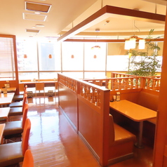 気軽にご利用いただける大小のテーブル席をご用意しております。