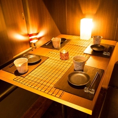 間接照明のやわらかな灯りが心を落ち着かせる温もりある少人数個室席。木の質感と和の空間が織りなす上品な雰囲気で静かに食事や会話を楽しみたいシーンにぴったりです。デートや女子会、ちょっとしたお祝いの席にもおすすめ。居心地のよいプライベート空間で、こだわりの料理とともにくつろぎのひとときをお過ごしください