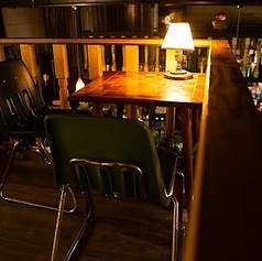 【ロフト席：1名～2名】フロアを見下ろすことができる特別なロフト席で、喧騒から離れた二人だけの時間をお過ごしいただけます。アンティーク調の小さなテーブルと椅子がノスタルジックな雰囲気を演出します。カップルでのご利用はもちろん、じっくりと読書をしたいお一人様にもおすすめの、落ち着いた空間です。