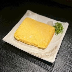 【毎日6時間かけてじっくり丁寧に仕込む“鶏からスープ”で作り上げる自慢の逸品】名物だし巻き650円(税込)の写真