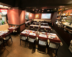 アジアンカジュアルなかわいい店内で食事を楽しむテーブル席。お友達同士や女子会など少人数のお食事から、職場のご宴会など大人数での宴会と幅広く対応できます。