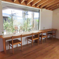 大きな窓から明るい陽光が差し込み、外の景色を眺めながら過ごせるカウンター席。木の温かみを感じる落ち着いた空間で、おひとり様でも気兼ねなくお食事やお茶の時間をお楽しみいただけます。せいろ蒸しランチを味わったり、読書をしながら中国茶で癒されたりするひとときに◎