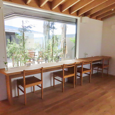 大きな窓から明るい陽光が差し込み、外の景色を眺めながら過ごせるカウンター席。木の温かみを感じる落ち着いた空間で、おひとり様でも気兼ねなくお食事やお茶の時間をお楽しみいただけます。せいろ蒸しランチを味わったり、読書をしながら中国茶で癒されたりするひとときに◎