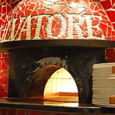 イタリアの窯職人が作った窯で焼き上げる本場ナポリピッツァ！薪の香りもお楽しみください♪