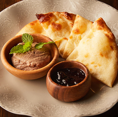 レバーペースト+ナン　ブルーベリージャム添え