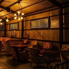 ゆったりとしたソファー席は6名まで利用可能。ふかふかのクッションに包まれながら、友人や家族とリラックスした時間を過ごせます。温かい照明に包まれた空間で、楽しい会話や美味しい料理を心ゆくまでお楽しみください。