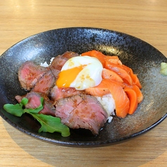道産ローストビーフとサーモン和風マリネの贅沢丼