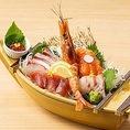 【圧倒的な鮮度とボリューム！】素材本来の旨味をダイレクトに味わえるお刺身をはじめ、素材の良さを引き出す焼き物や煮付けなど、職人の技が光る海鮮料理が目白押し。季節ごとに変わる旬の味わいを、ぜひお店で体感してください。