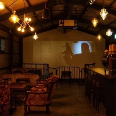 20名様~最大50名様まで貸切可能な空間をご用意。プライベート感溢れるひとときに、友人や同僚との特別な集まりをお楽しみいただけます。温かみのあるインテリアと心地よい雰囲気の中で、思い出に残る時間をお過ごしください。