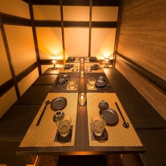 洗練された和モダンな空間が広がる大人数用のテーブル席は、会社宴会やご家族での集まり、接待など幅広いシーンに対応可能。温かみのある照明が落ち着いた雰囲気を演出し、会話と料理をゆっくり楽しめる心地よい空間です。背もたれ付きの椅子とゆとりあるレイアウトで、長時間のお食事も快適に。周囲を気になりません。