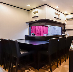 《カウンター席》1階のカウンター席は6席ご用意ございます。カップルや友人同士はもちろんお一人様でのご来店も大歓迎です。お気軽にお立ち寄りください♪