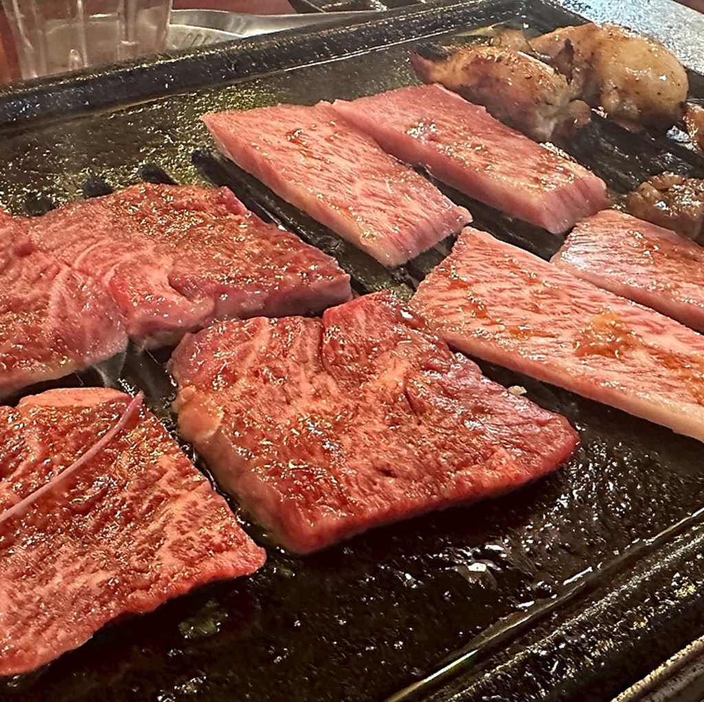 新鮮な肉を使用した絶品焼肉！ジューシーな味わいが、心を満たす至福の一皿です。
