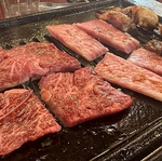 新鮮な肉を使用した絶品焼肉！ジューシーな味わいが、心を満たす至福の一皿です。