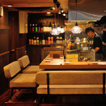 ライブ感のあるオープンキッチン！目の前の囲炉裏で食材をお焼きします。