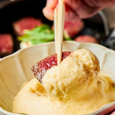 すき焼きをふわふわたまごをつけてお召し上がりください。