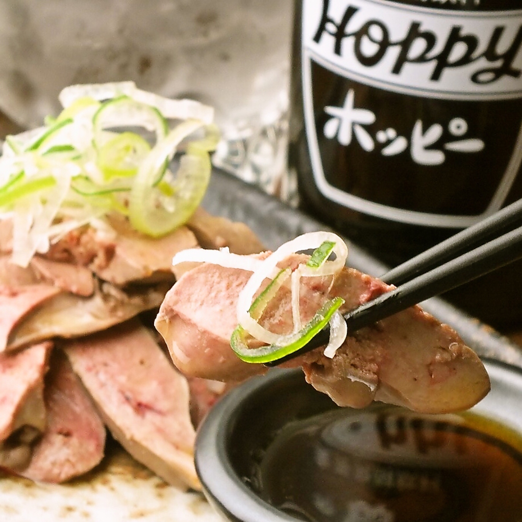 希少の白レバーの炭火で軽く炙ったレバテキ刺し！香ばしさとレバーの濃厚さが口の中へ広がります♪