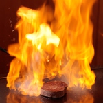 シェフによる目の前でのパフォーマンスは迫力満点です!