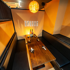 団体利用に対応できる広めの個室は、歓送迎会や同窓会などの大切な集まりに人気です。人数に応じて席を調整でき、最大規模の宴会にも対応可能。完全個室なので周りを気にせず賑やかに過ごせます。焼き鳥や海鮮、和牛など幅広い料理が揃うコースもご用意しており、団体利用でも満足度の高いひとときをお約束します。