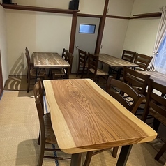 2人掛けのテーブル席をご用意しております!和の趣きを感じる落ち着いた雰囲気のお席はご家族とのお食事や宴会など、様々なシーンにオススメです。山形県の食材を使用した名物料理をご用意しております★飲み放題も承っておりますので、是非お気軽にお申し付けくださいませ!