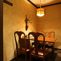 気品あふれる半個室席を完備。温かみのあるオレンジ色の照明が、テーブルに並ぶ料理を魅力的に演出します。