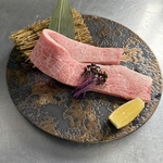 香ばしい焼き物が食欲をそそる！お肉の旨味が詰まった料理を、ぜひご堪能ください。