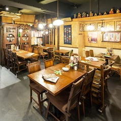 テーブル席もご用意致しております！80年代J-POPが流れる店内。ついつい口ずさんじゃうあの曲にお酒もすすみます♪