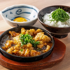 グルメ帝王おすすめの食べ方＜ホルモン麻婆×しそご飯×卵黄！＞