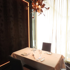 2～4名向けの上質な個室で、特別な時間をゆったりとお過ごしいただけます。記念日や接待にも最適な、贅沢なひとときをご提供します。