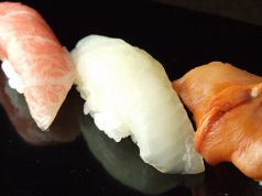 戸井や大間産のマグロなど近海の食材を厳選しております