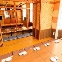 【最大34名様までご利用可能】金沢八景駅から徒歩2分なので、集合・解散にも便利な好立地!大人数の貸し切りも受け付けておりますので、会社宴会やサークルの打ち上げなど特別なお集まりも当店にお任せください!お得な飲み放題付きコースも充実しております!