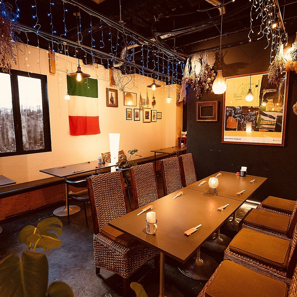 大人数でもゆったり寛げるフロア席☆少人数の方にはプライベート空間の半個室を♪お一人様も大歓迎♪