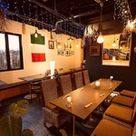 大人数でもゆったり寛げるフロア席☆少人数の方にはプライベート空間の半個室を♪お一人様も大歓迎♪