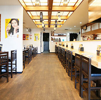 カウンター席とテーブル席