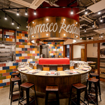 隠れ人気のカウンター席、半円形なので4~6名様でもお楽しみいただけます。