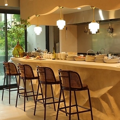 もちろんおひとり様も大歓迎です！広々したカウンター席でゆったりとおくつろぎください。