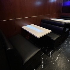 2～4名様で利用可能なテーブル席。落ち着いた雰囲気の空間でお寛ぎください。