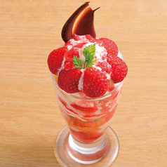 ソフトクリームのイチゴパフェ