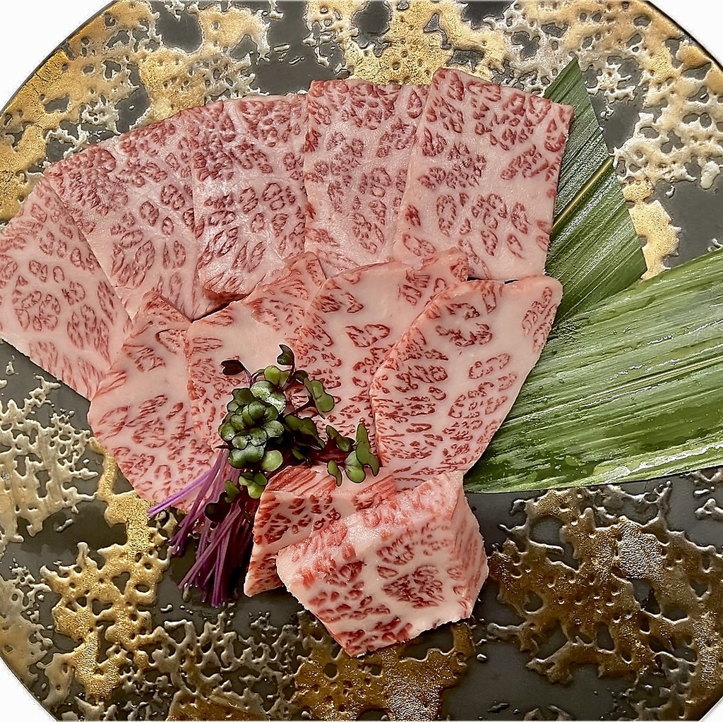 厳選された肉を使った焼肉、色とりどりの美味しさが楽しめる特別な料理をお届けします！